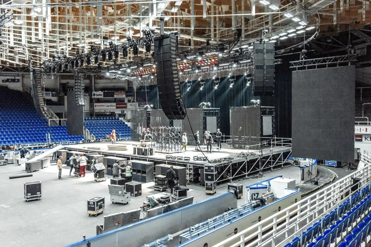 Rolling Stage — večerní nasvícení